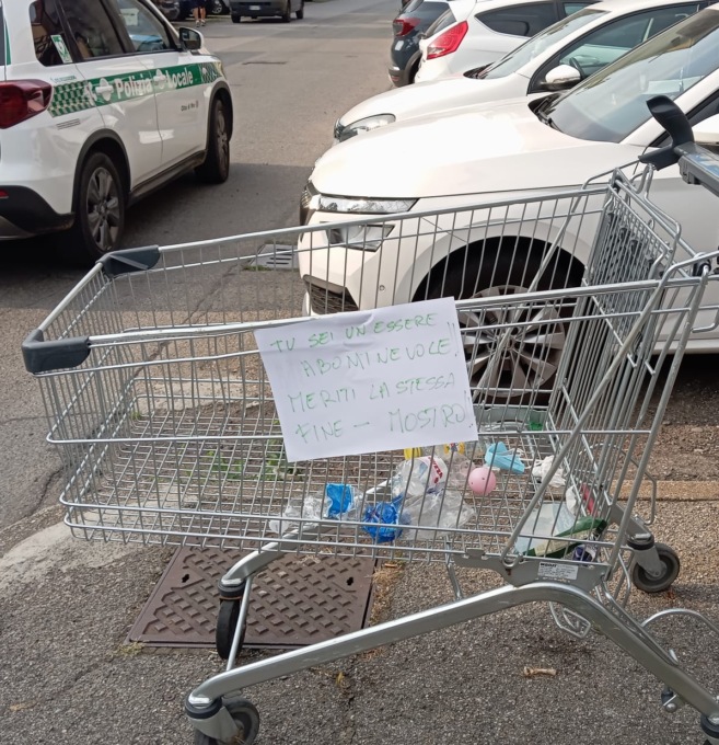 Scoiattolo impiccato e minacce in strada