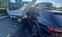 Auto tampona furgone guasto in autostrada