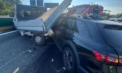 Auto tampona furgone guasto in autostrada