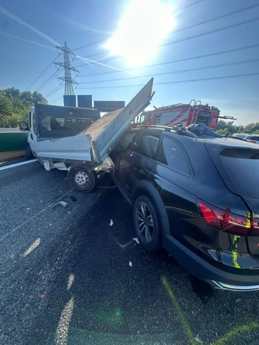 Auto tampona furgone guasto in autostrada
