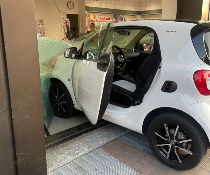 Con l’auto finisce nella… farmacia