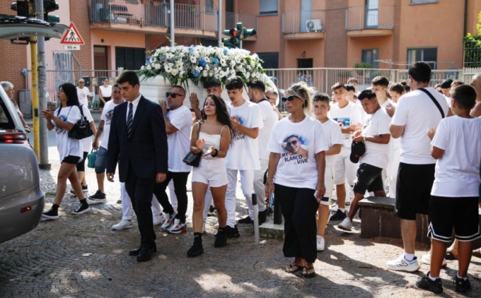 Palloncini bianchi e azzurri per l’ultimo saluto a Omar Bassi