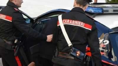 Picchia la madre per avere i soldi della droga: arrestato