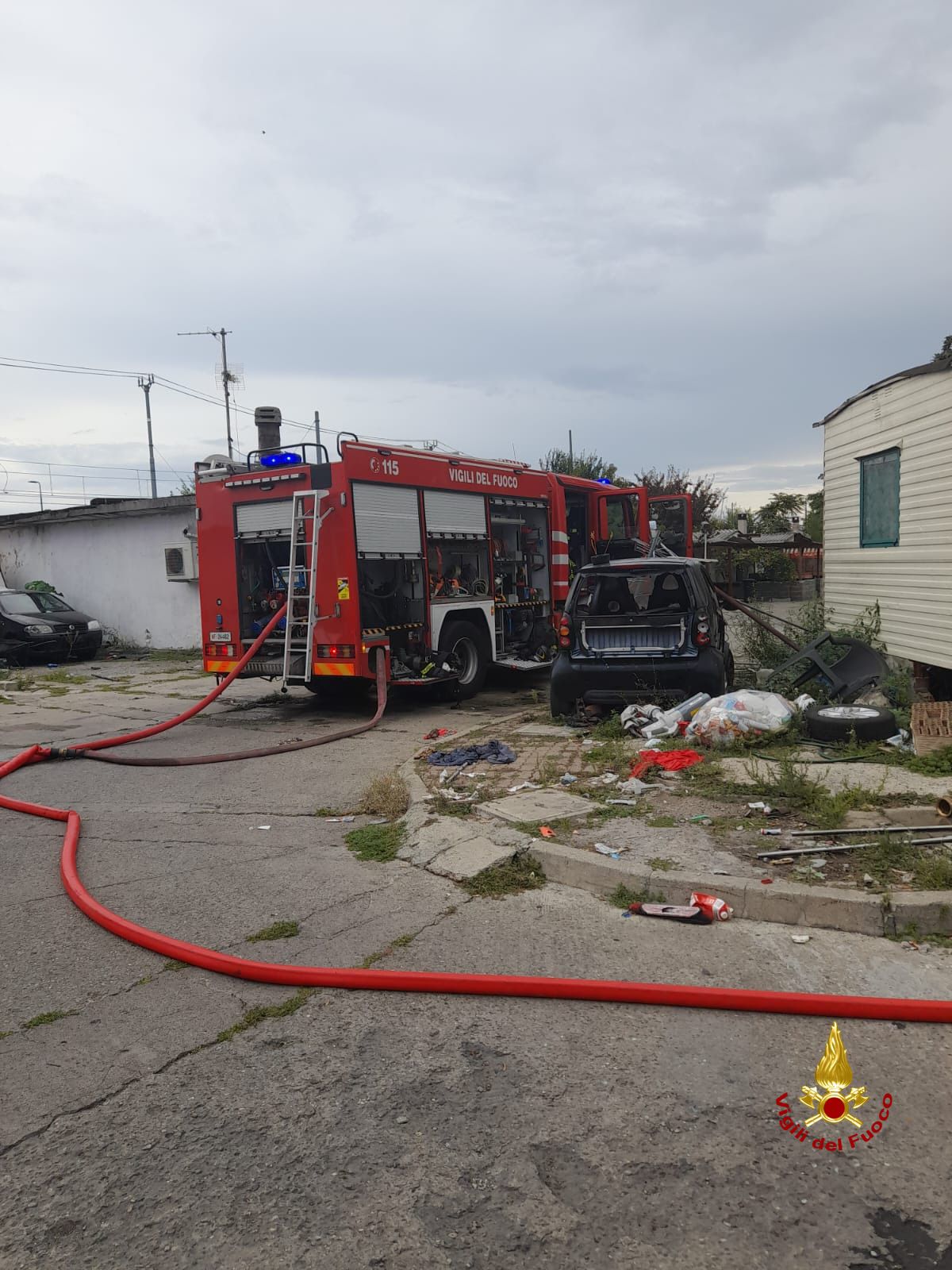 Campo nomadi di via Bonfadini Milano baracche a fuoco vigili del fuoco incendio