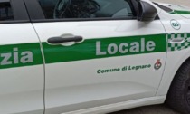 Nascondeva tra la maglietta e le mutande un coltello a serramanico della lunghezza di 17 centimetri