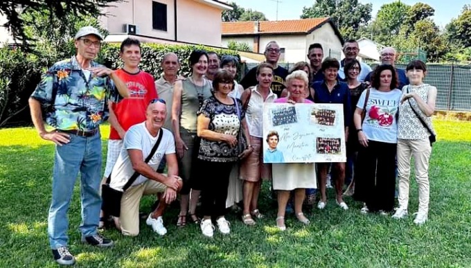 Festa a sorpresa per i 90 anni della maestra Lina