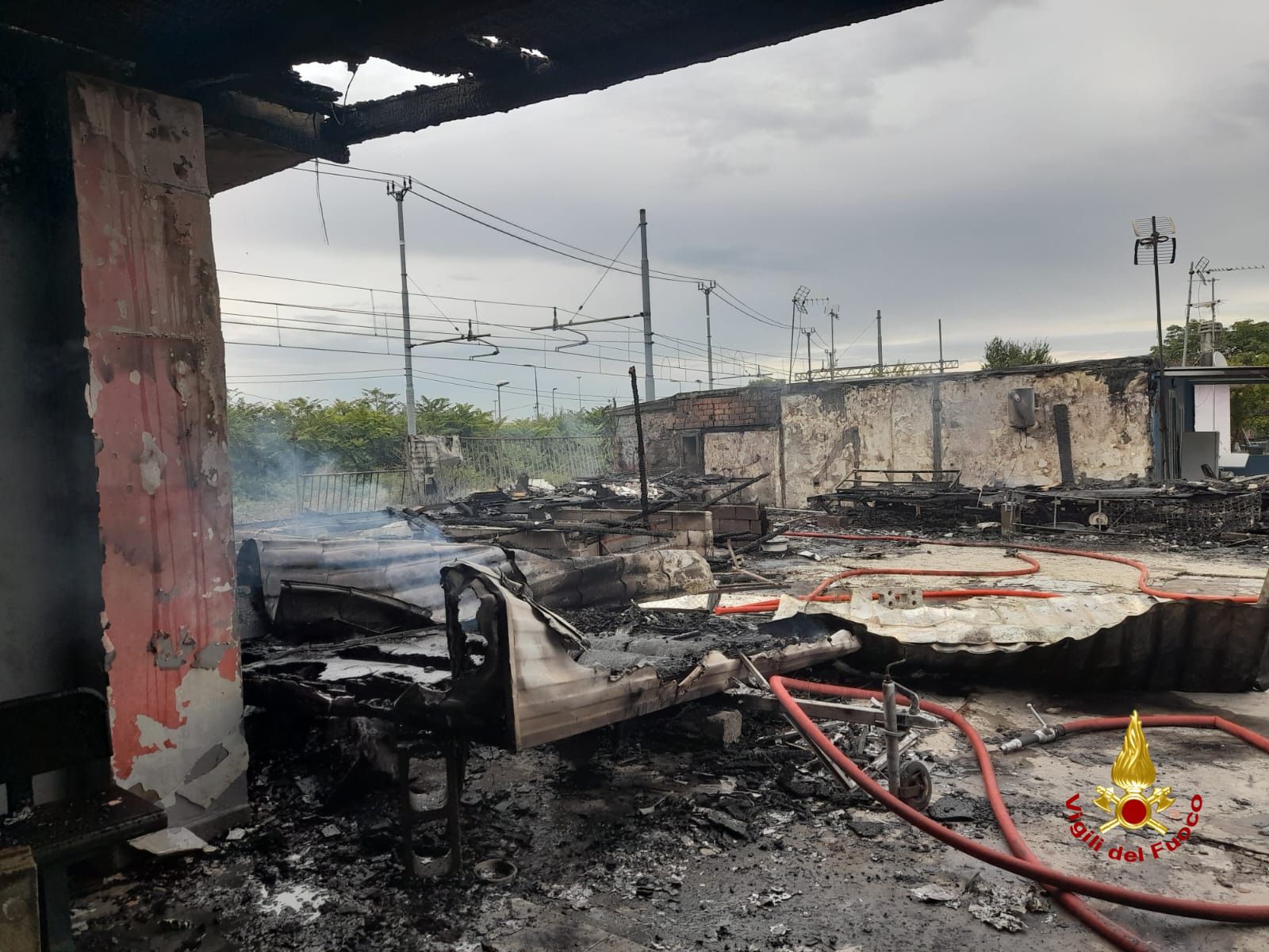 Campo nomadi di via Bonfadini Milano baracche a fuoco vigili del fuoco incendio