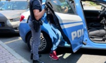 Vede la Polizia e chiede aiuto con un cenno: arrestato il compagno violento