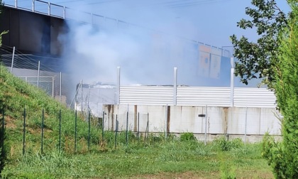 Terrazzano, Pullman in fiamme sull'autostrada A8