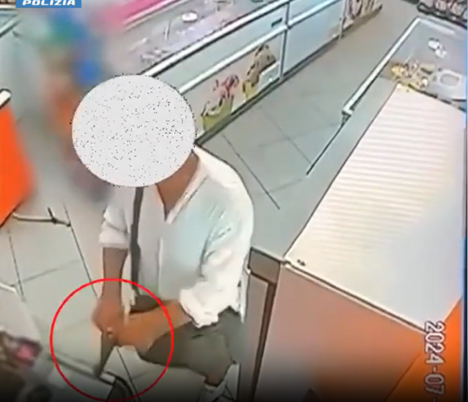 Armato di pistola rapina un supermercato: arrestato 47enne