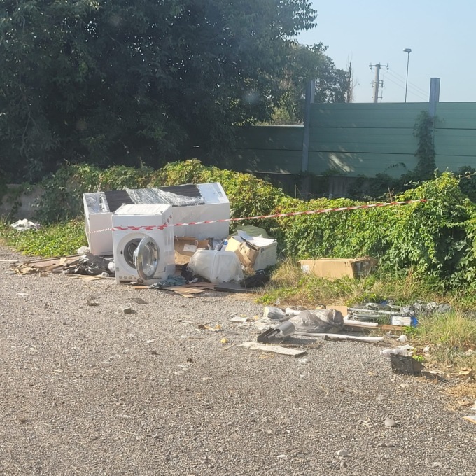 Via delle Industrie, prosegue l’abbandono di rifiuti…anche ingombranti