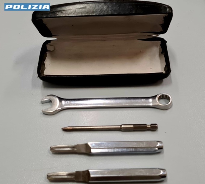 Beccati dalla Polizia mentre stavano facendo il furto