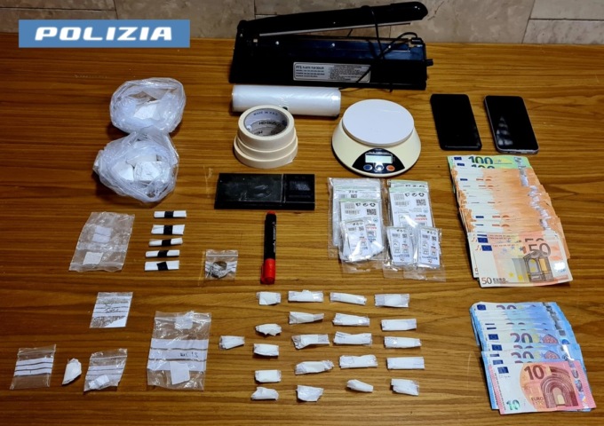 Tre etti e mezzo di cocaina in casa: la Polizia di Stato arresta un 48enne