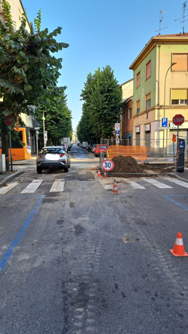 Perdita d’acqua nella rete fognaria, operai al lavoro a Rho