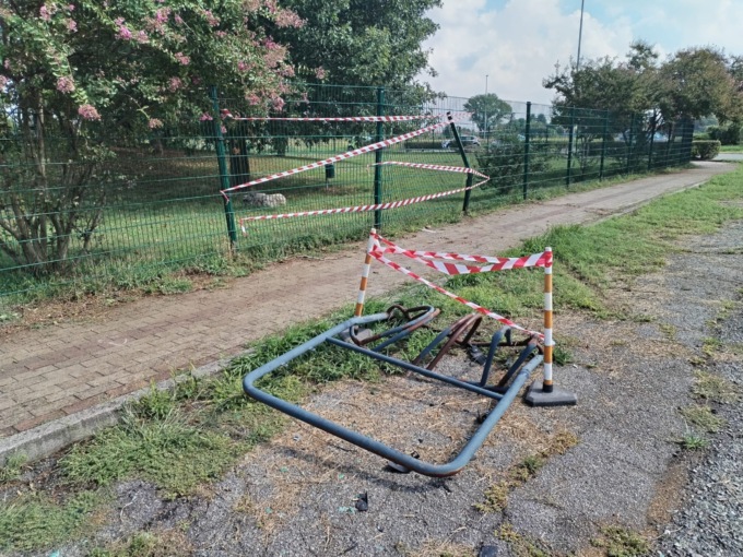 Ubriaco sfonda l’area cani con l’auto