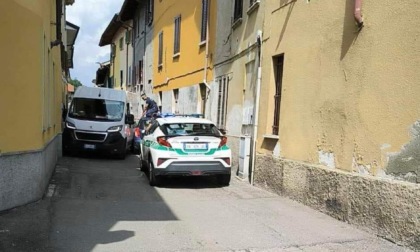 Investono un'agente della Polizia locale durante un inseguimento: due fermati