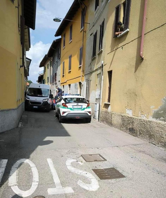 Investono un’agente della Polizia locale durante un inseguimento: due fermati