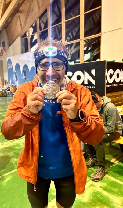 L'ex sindaco Andrea Colombo al traguardo dell'Icon Extreme, la gara più dura al mondo