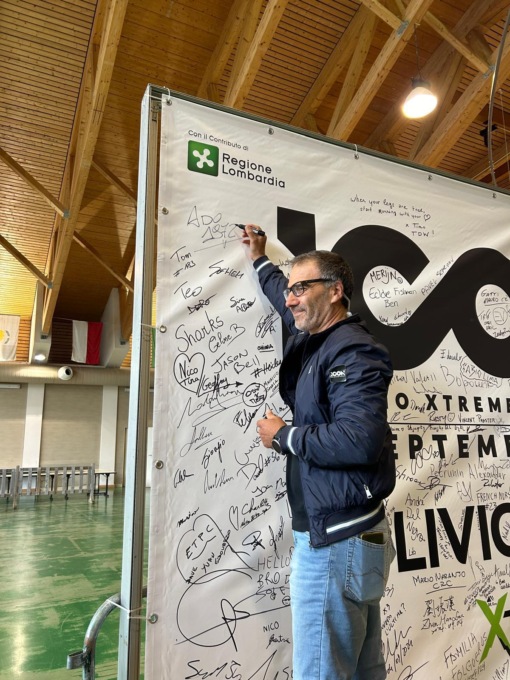 L'ex sindaco Andrea Colombo al traguardo dell'Icon Extreme, la gara più dura al mondo