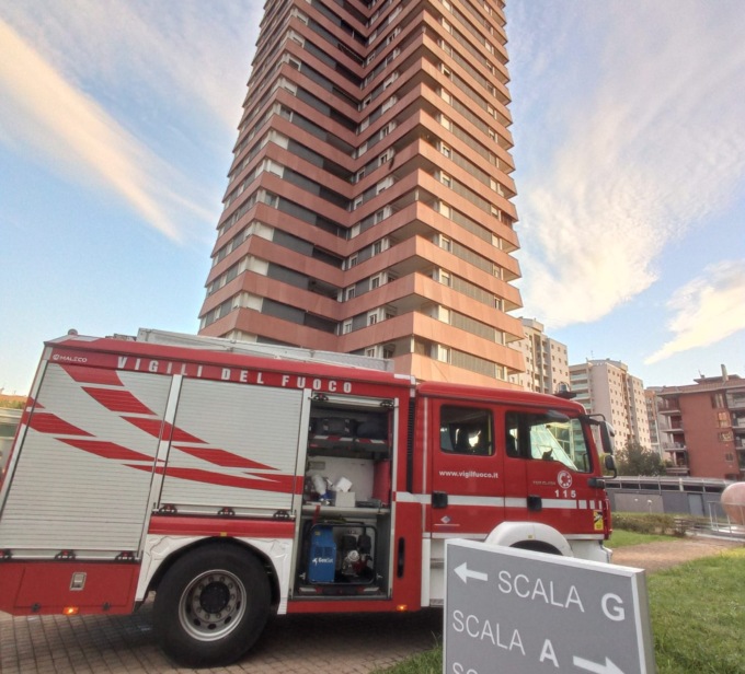 Incendio in un grattacielo: intervengono i Vigili del Fuoco