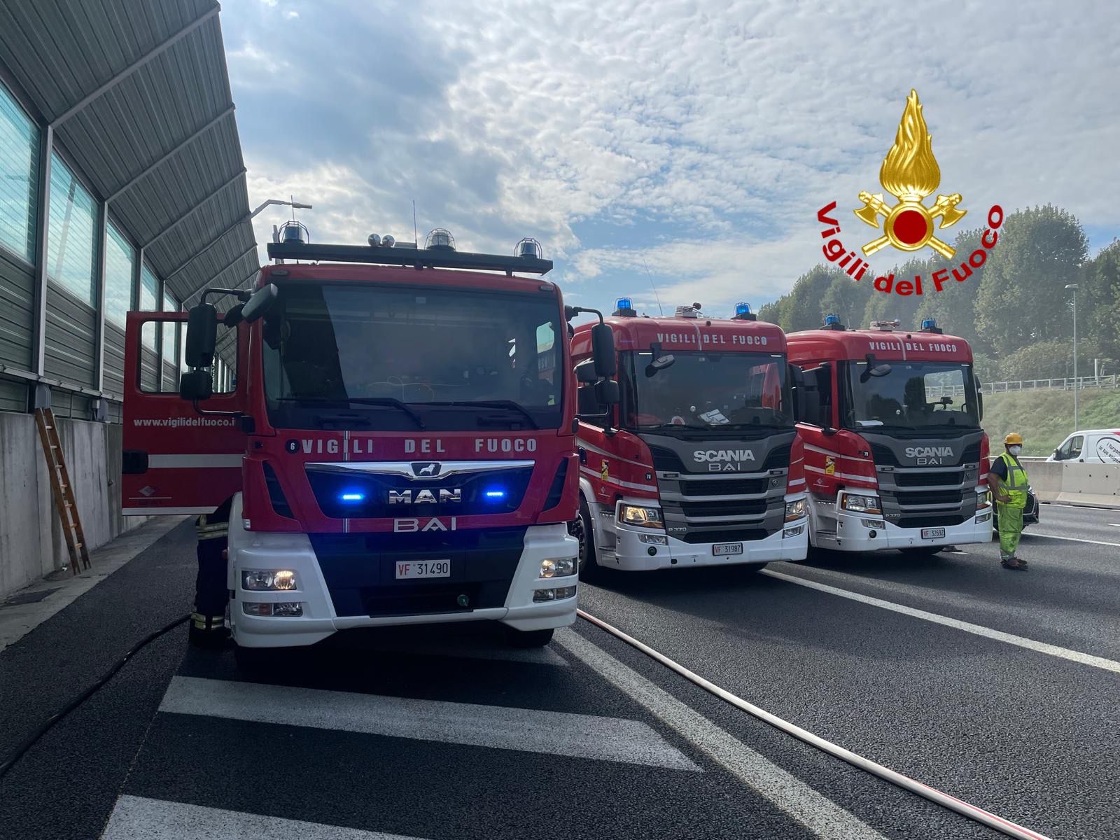 A fuoco rimorchio in autostrada