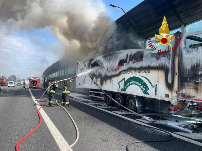 A fuoco il rimorchio di un camion in A4: chiuso innesto da Viale Certosa