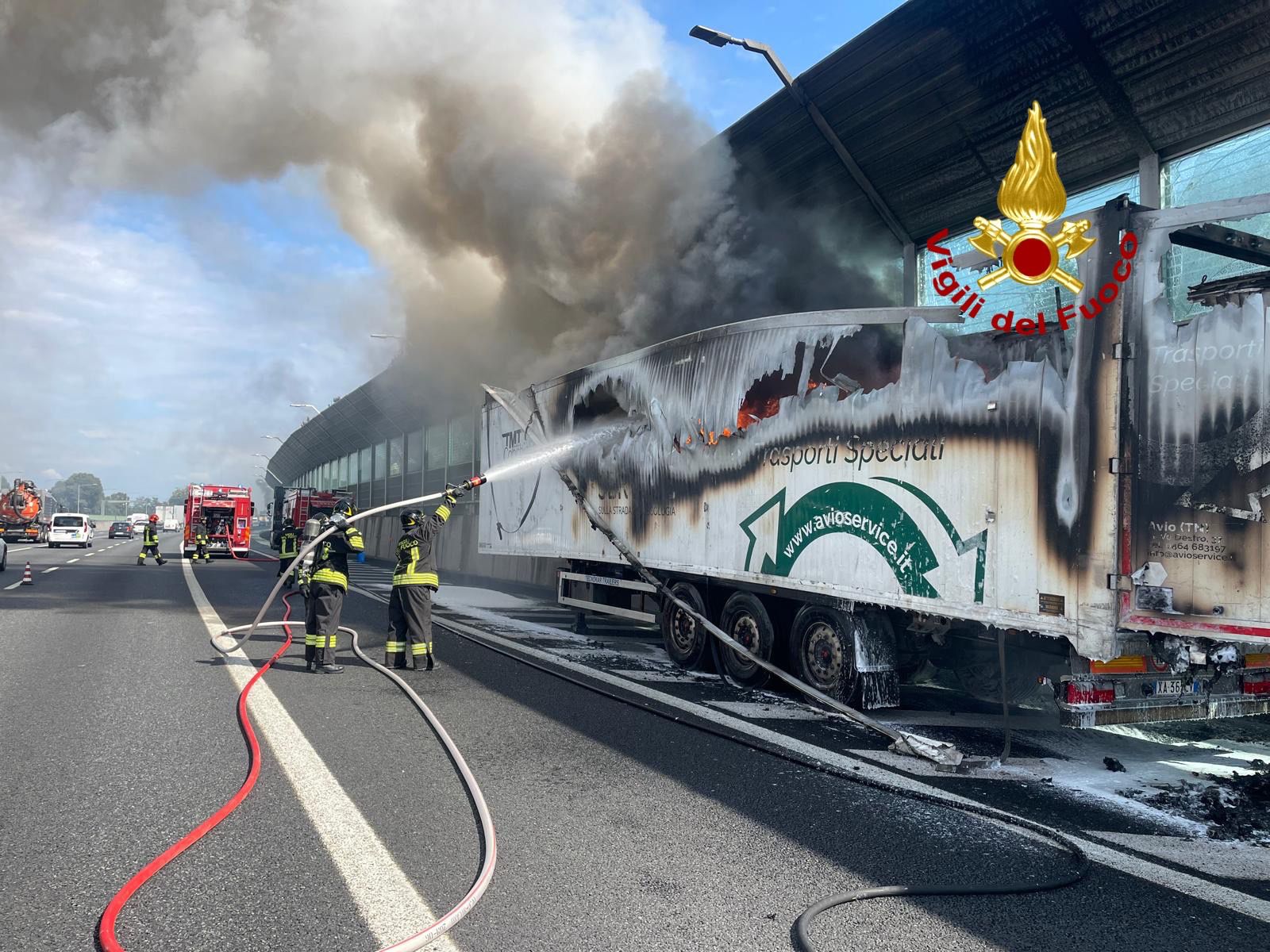 A fuoco rimorchio in autostrada