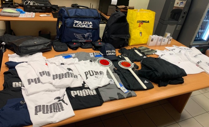 Rubano capi d’abbigliamento al centro commerciale: denunciati