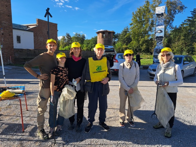 Puliamo il mondo: a Legnano recuperati pezzi di tapparella, biciclette e una panca scolastica