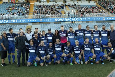 Artisti tv in campo a Pero per acquistare dei defibrillatori