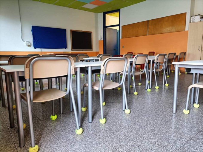 Silenzio in aula grazie alle palline da tennis