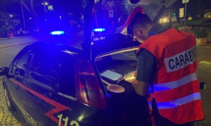Va a trovare l’anziana madre e trova la truffatrice in casa e la fa arrestare
