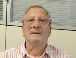 “Sono malato, voglio  dormire. Togliete la carrucola  dal parco giochi altrimenti la distruggo”