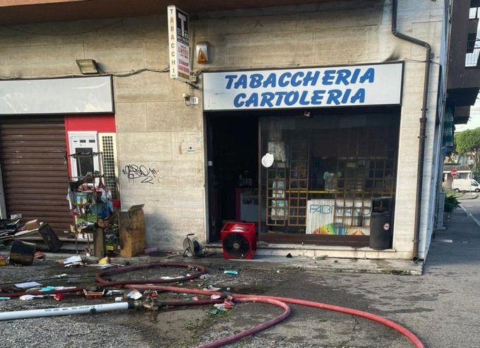 Scoppia l’incendio nella tabaccheria cartoleria