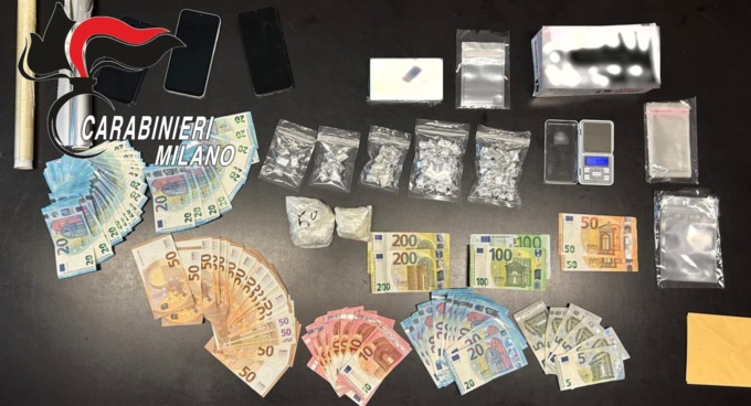 Ha con sé sostanze stupefacenti, arrestato