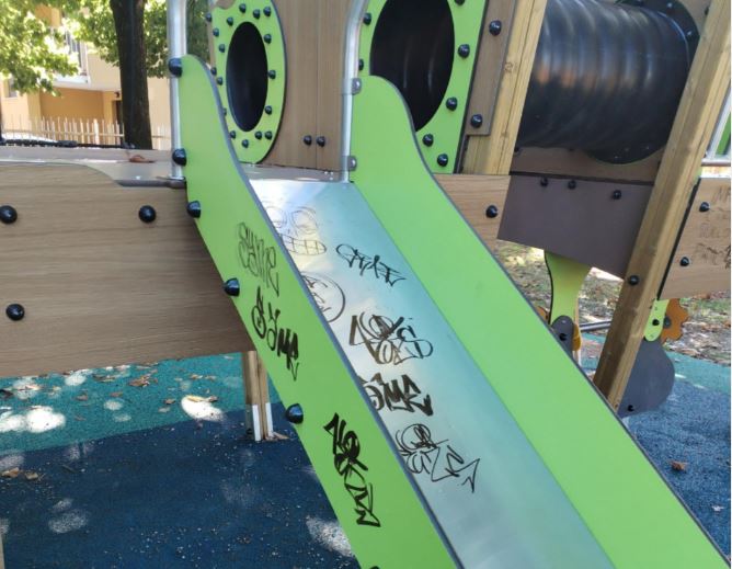 Nessun rispetto per i bambini, vandalizzati i giochi al parco