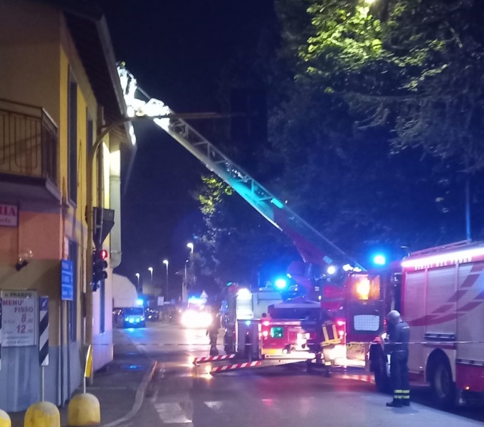 Fiamme in pizzeria, brucia la cucina