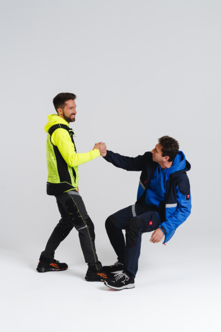 Come integrare loghi aziendali su giacche e pantaloni ad alta visibilità senza compromettere la sicurezza
