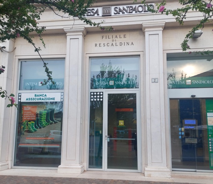 Chiude la filiale della banca in paese, è polemica