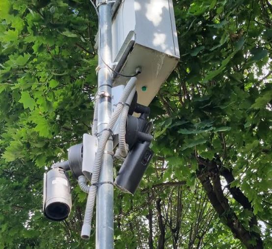Vandalismi nel parchetto di via Saragat, adolescenti danneggiano le telecamere