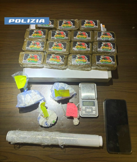 La Polizia sequestra quasi due chili di droga