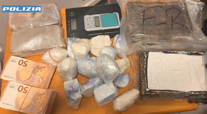 Tre chili di droga e 15mila euro in casa: arrestate tre persone a Baranzate