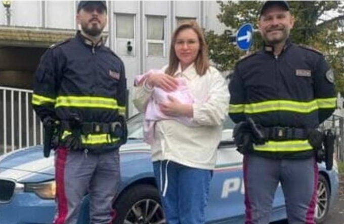 Bimba nasce in auto, in autostrada, con l’aiuto della Polizia