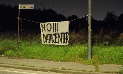 Data Center, a Bollate nuovi striscioni di protesta