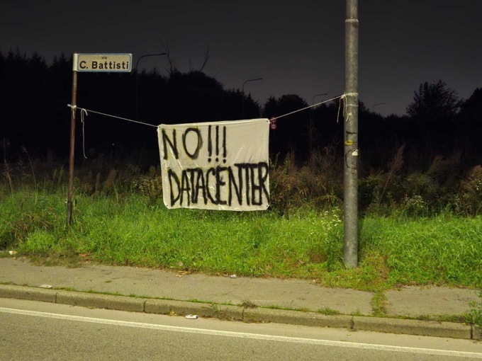 Data Center, a Bollate nuovi striscioni di protesta