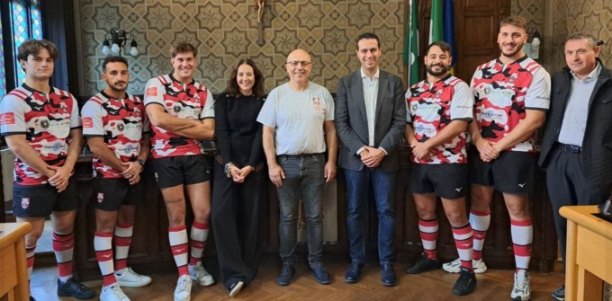 Il Rugby Rho presenta in Comune la nuova maglia per la prossima stagione
