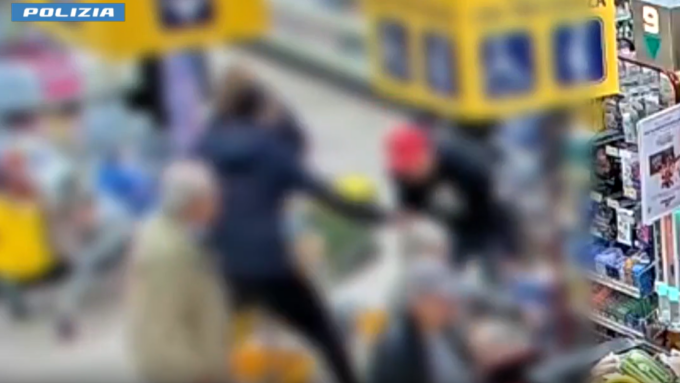 Derubavano gli anziani fuori dal supermercato: un arresto e tre denunce a piede libero