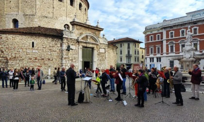 La banda di Vanzago suona in piazza Duomo