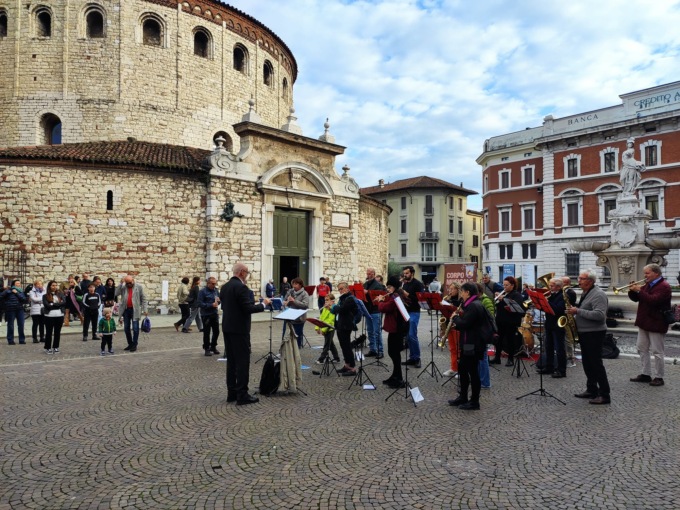 La banda di Vanzago suona in piazza Duomo