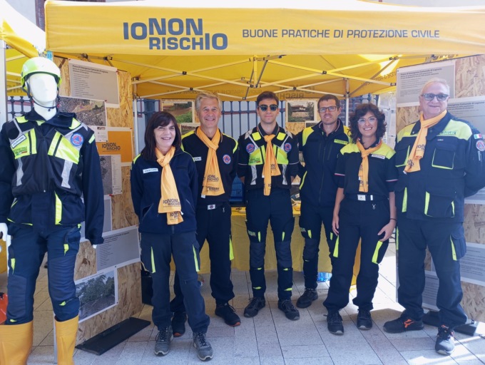Protezione civile in piazza per la sicurezza